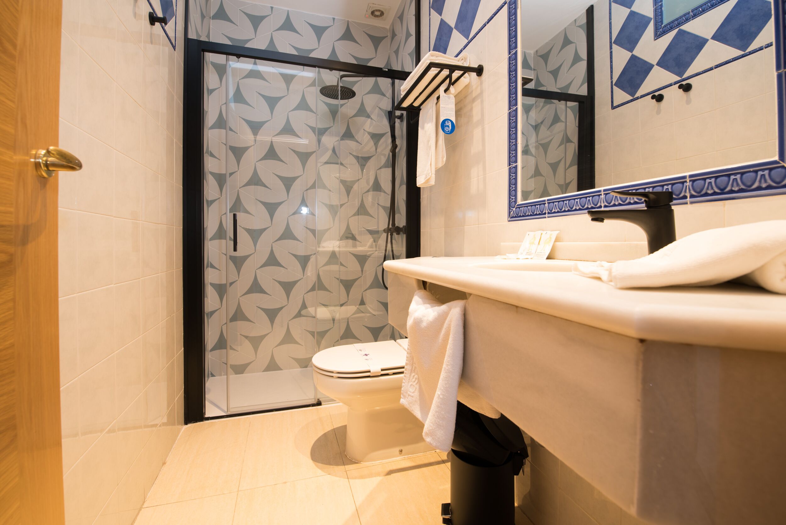 single room (for 1 or 2 people) | bathroom | combined shower/bathtub, deep-soaking bathtub, free toiletries