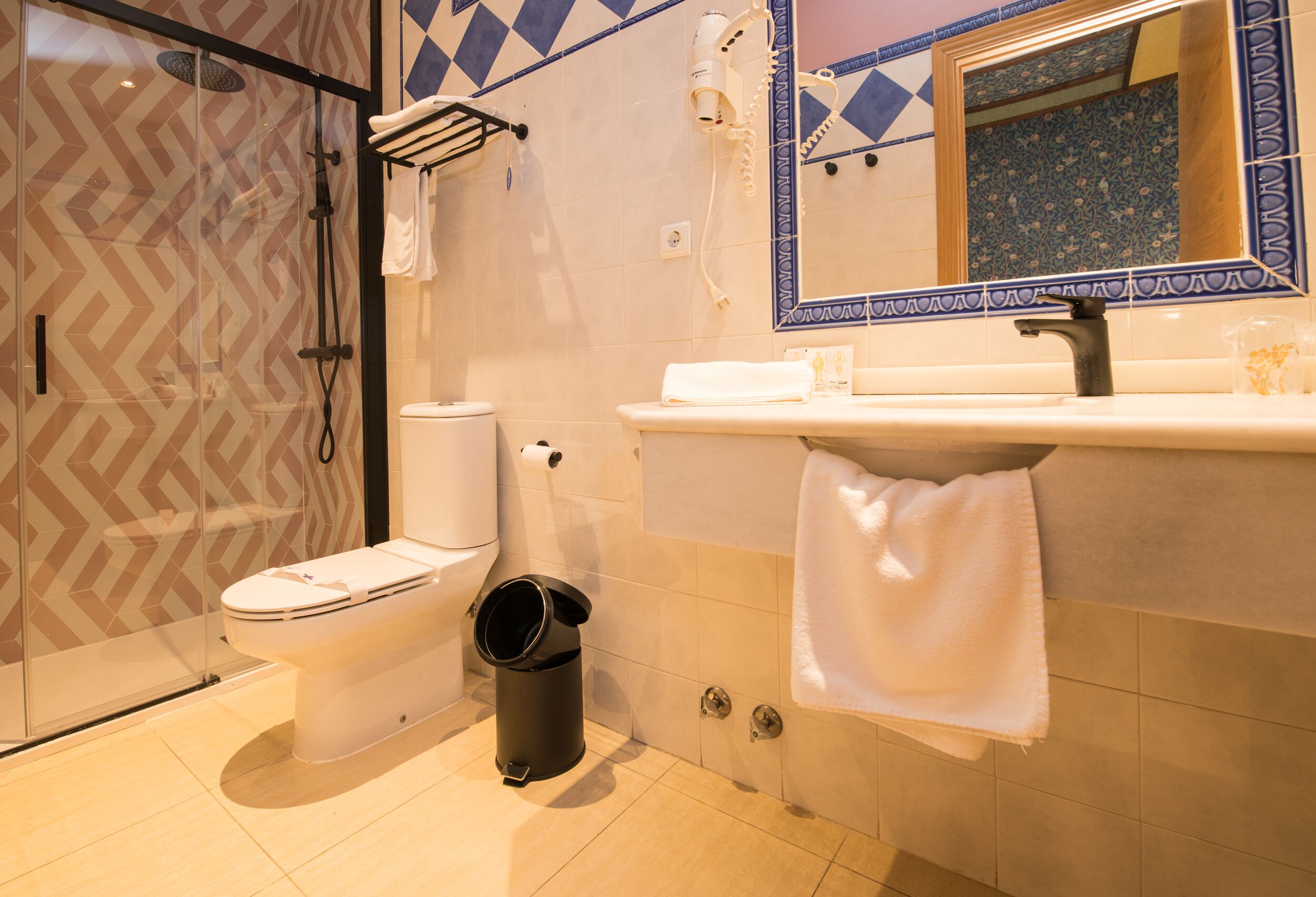 room | bathroom | combined shower/bathtub, deep-soaking bathtub, free toiletries