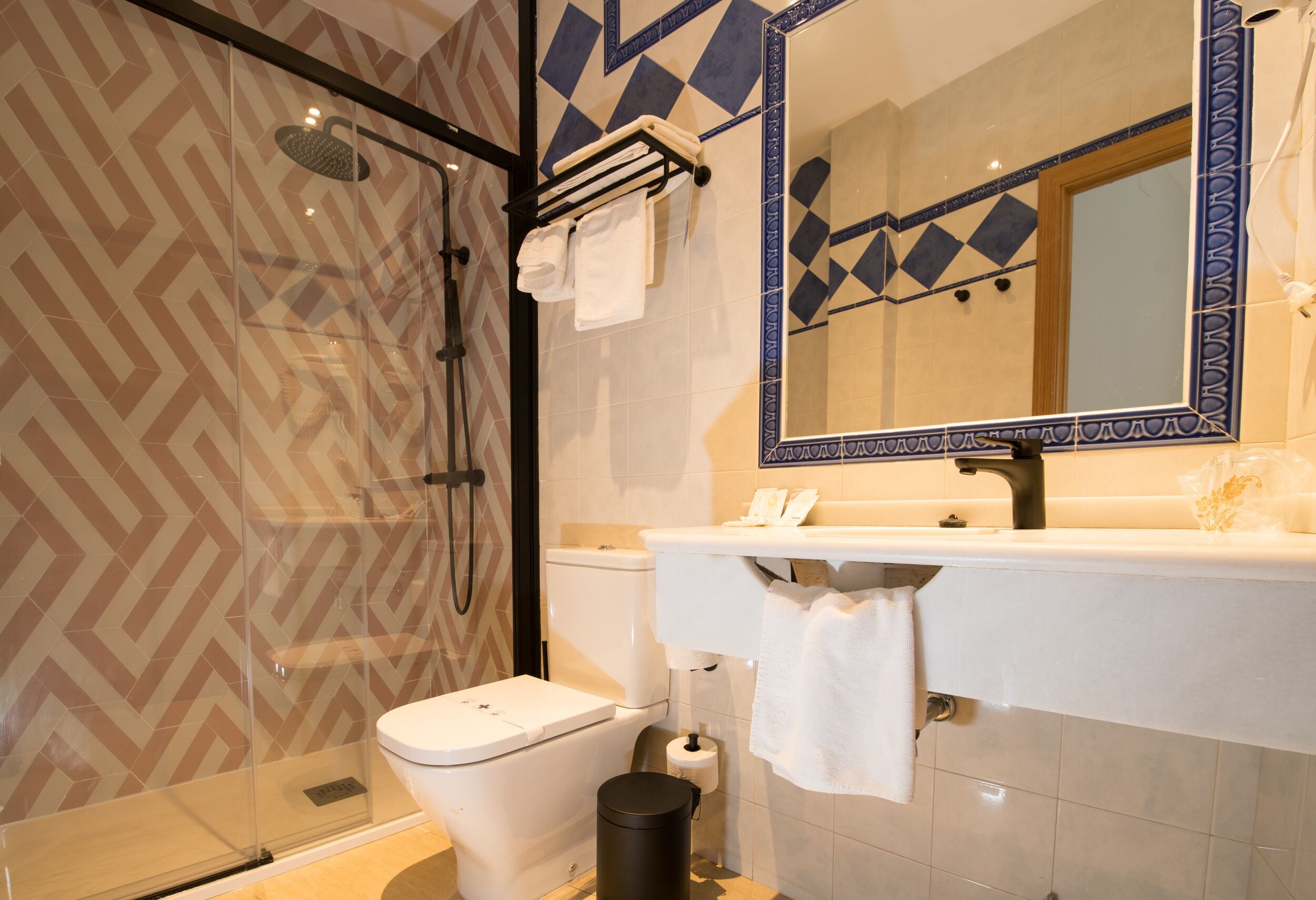 room | bathroom | combined shower/bathtub, deep-soaking bathtub, free toiletries