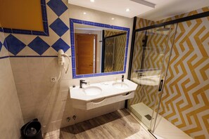 Junior-Suite | Badezimmer | Duschwanne, Komfortbadewanne, kostenlose Toilettenartikel, Haartrockner