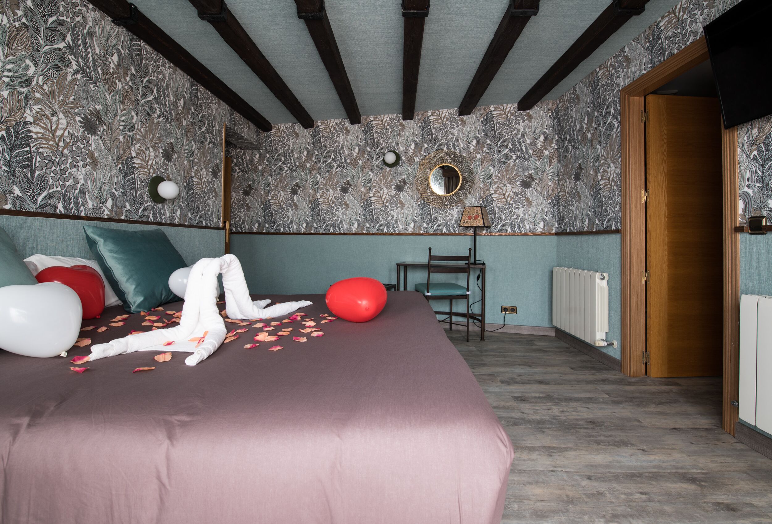 junior suite | memory-foam beds, desk, cots/infant beds, rollaway beds