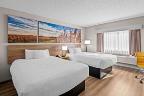 Chambre, 2 grands lits, accessible aux personnes à mobilité réduite, non-fumeur (Mobility) | Coffre-fort, bureau, rideaux d’obscurcissement