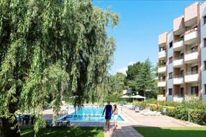 Una piscina al aire libre
