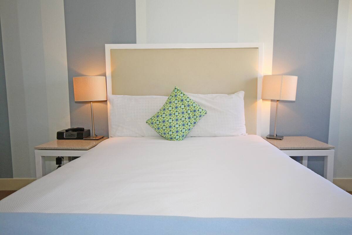 Room, 1 Queen Bed, City View | In-room safe, blackout drapes, iron/ironing board, cribs/infant beds