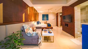 Junior Suite | In-room safe, desk, laptop workspace, blackout drapes