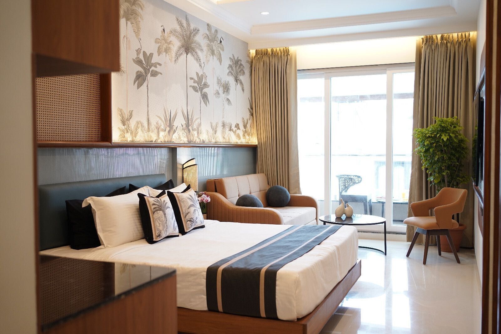 Studio suite | Een kluis op de kamer, een bureau, een laptopwerkplek