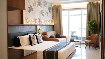 Studio suite | Een kluis op de kamer, een bureau, een laptopwerkplek