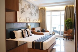 Studiosuite | Safe på rommet, skrivebord og skrivebord for bærbar PC