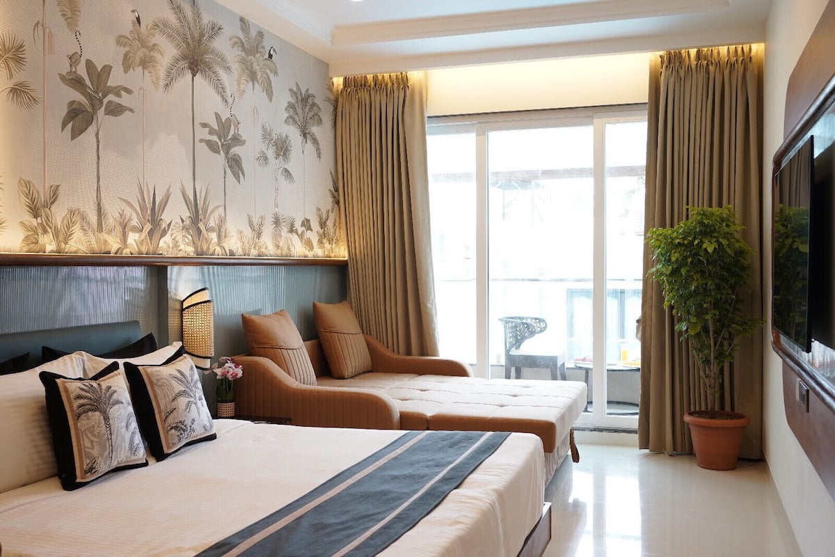 Studio Suite | In-room safe, desk, laptop workspace, blackout drapes