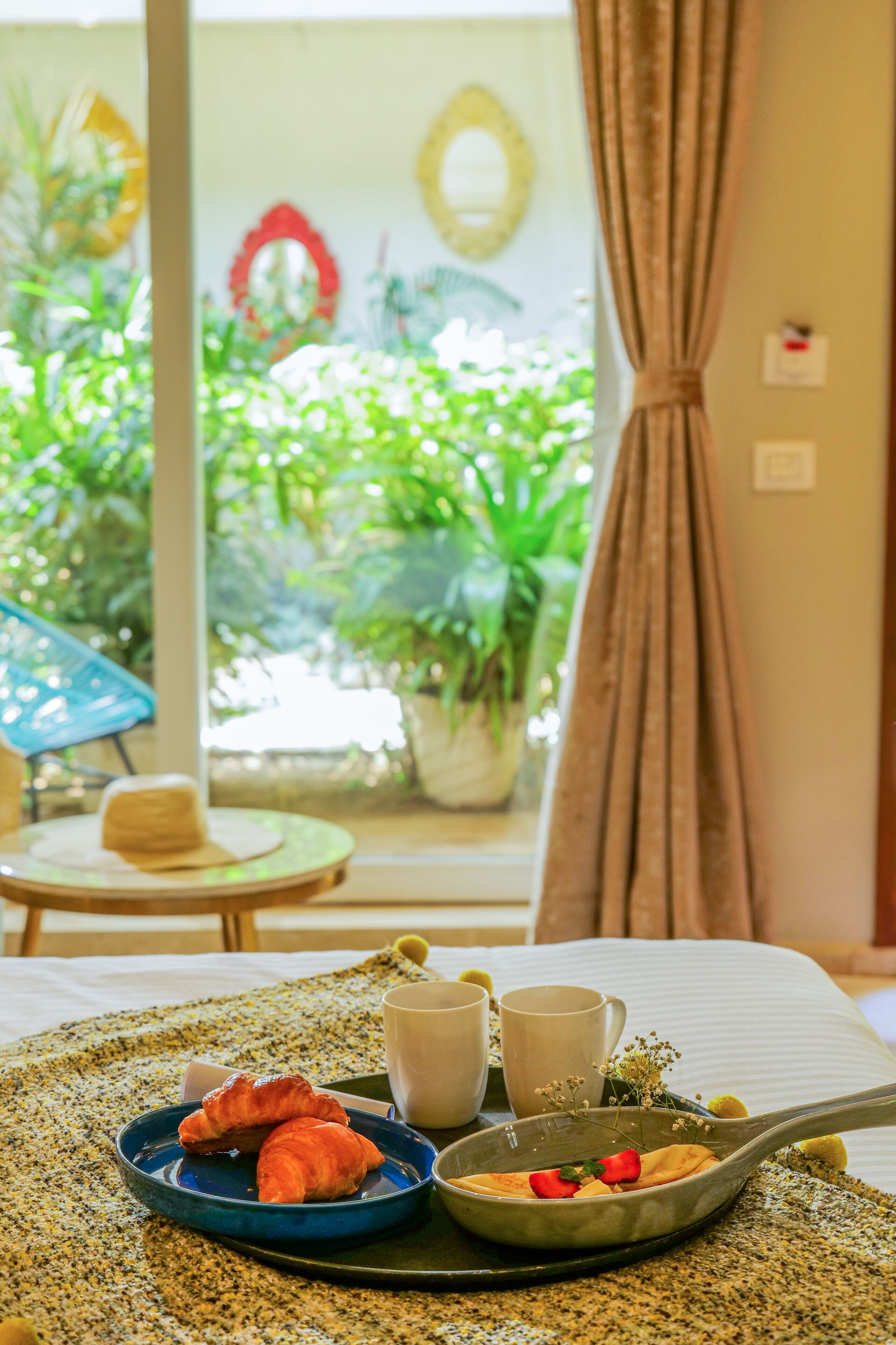 Club kamer | Een kluis op de kamer, een bureau, een laptopwerkplek