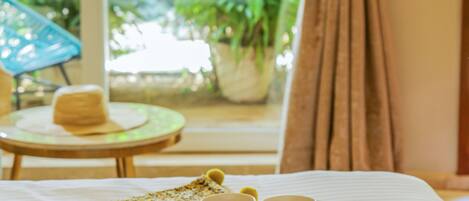 Un desayuno con croissants, una bandeja de fruta y una taza sobre la mesa.