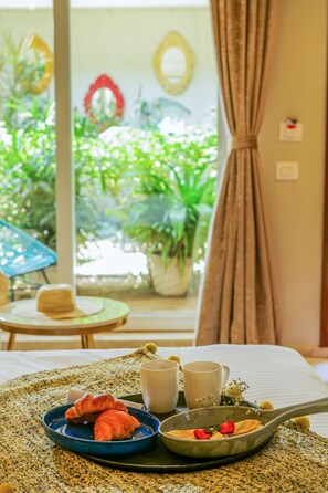 Rom – club | Safe på rommet, skrivebord og skrivebord for bærbar PC