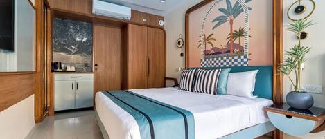 Een moderne slaapkamer met een bed, nachtkastje, een potplant en uitzicht op buiten.