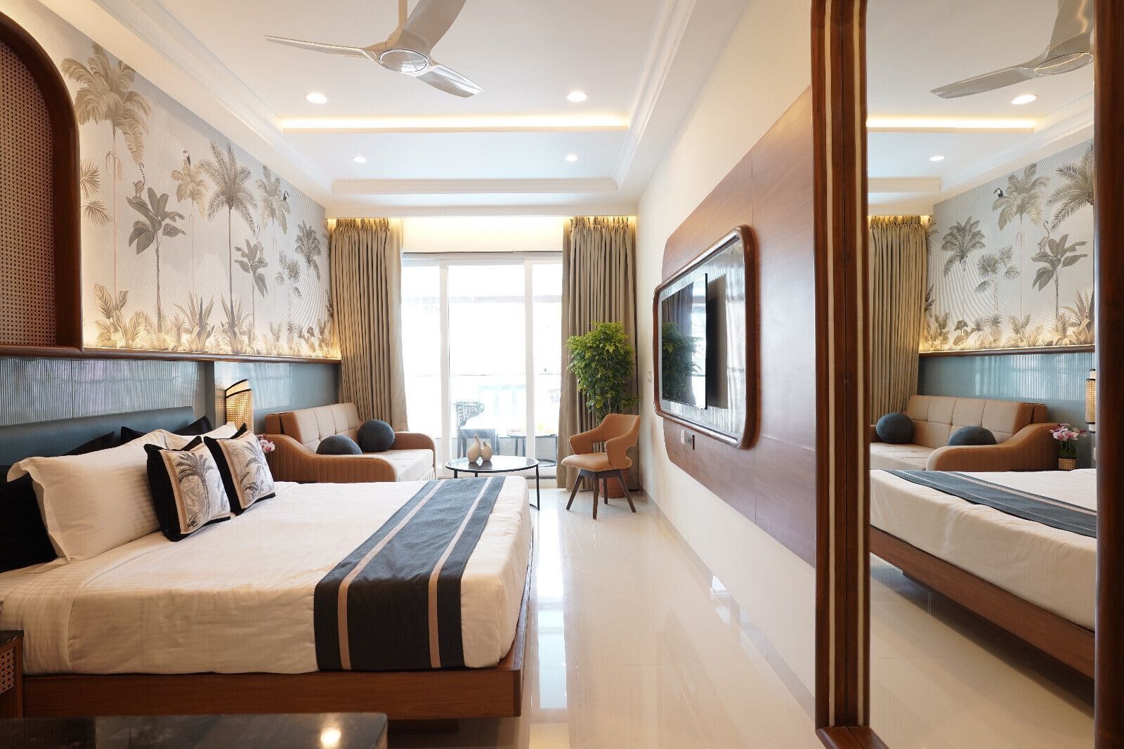 开间套房 | 客房内保险箱、办公桌、笔记本电脑工作区、遮光窗帘