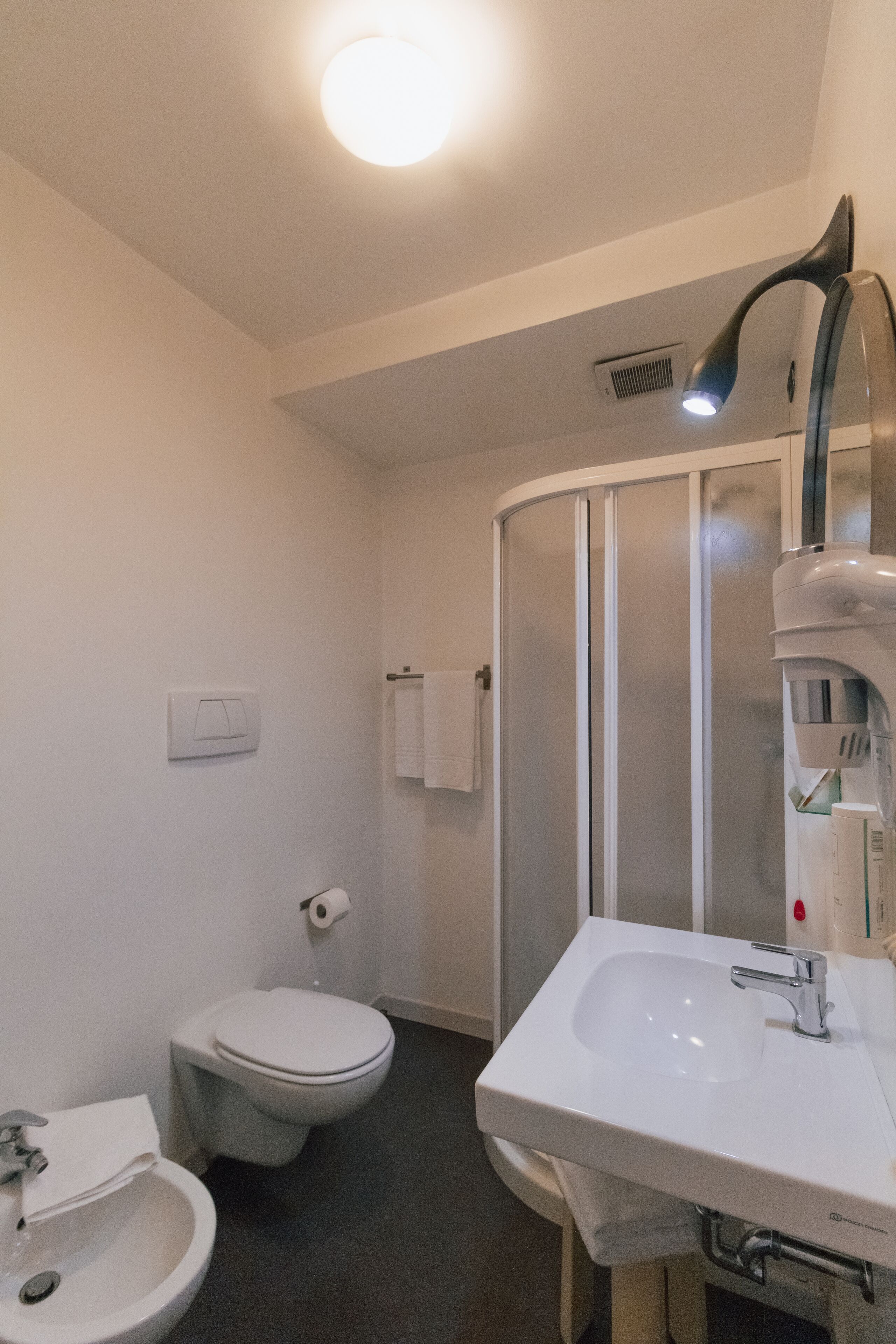 shower, free toiletries, hair dryer, bidet