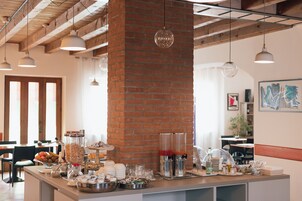 Café da manhã com buffet grátis todos os dias