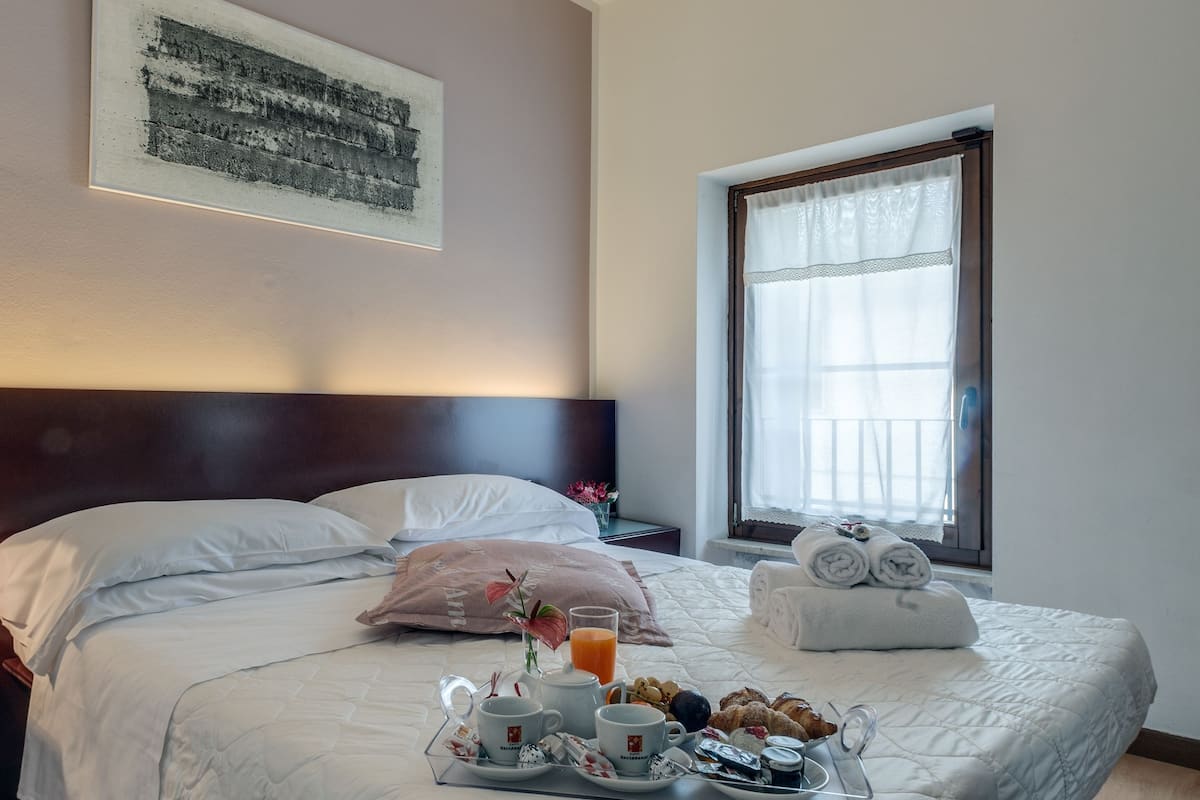 double room, 1 double bed | premium bedding, in-room safe, desk, soundproofing