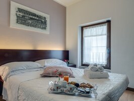 Quarto casal, 1 cama de casal | Roupas de cama premium, cofres nos quartos, escrivaninha