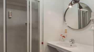 Shower, free toiletries, hair dryer, bidet