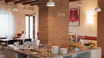 Colazione a buffet inclusa, servita tutte le mattine 