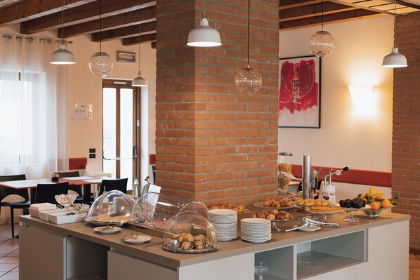 Free daily buffet breakfast
