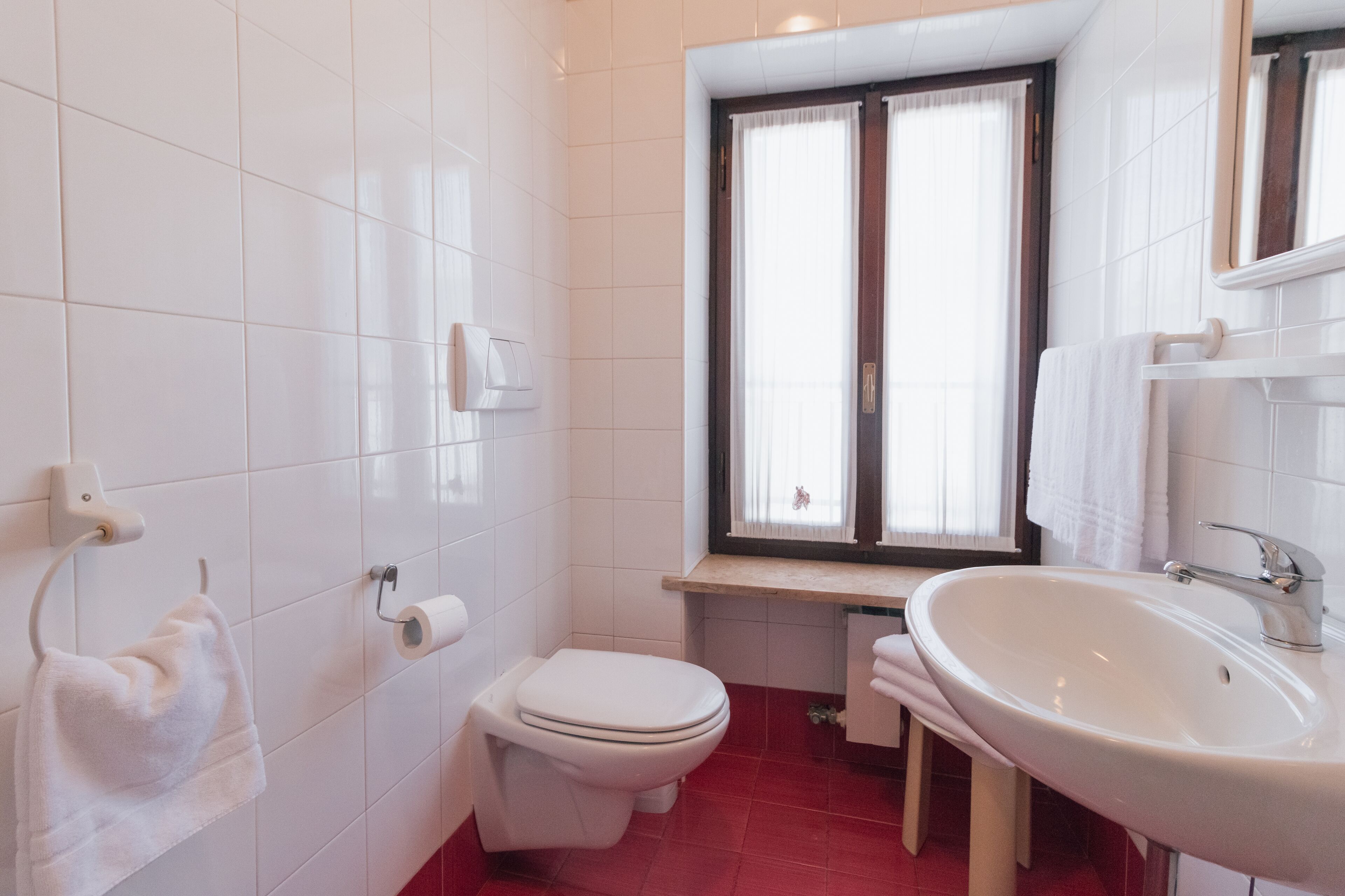 triple room | bathroom | shower, free toiletries, hair dryer, bidet