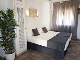 Double Room | Travel crib, free WiFi, bed sheets