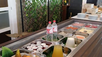 Sarapan prasmanan setiap hari dengan biaya tambahan
