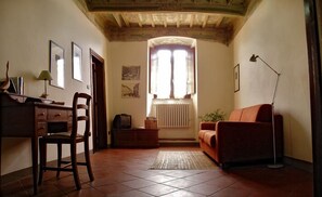Deluxe-Apartment | Wohnbereich | 26-Zoll-Fernseher mit Digitalempfang