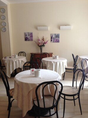 Breakfast area - Hotel Astor (Bologna)