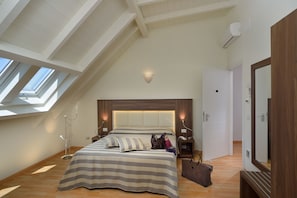 In-room safe, desk, soundproofing, free cribs/infant beds - Hotel Astor (Bologna)