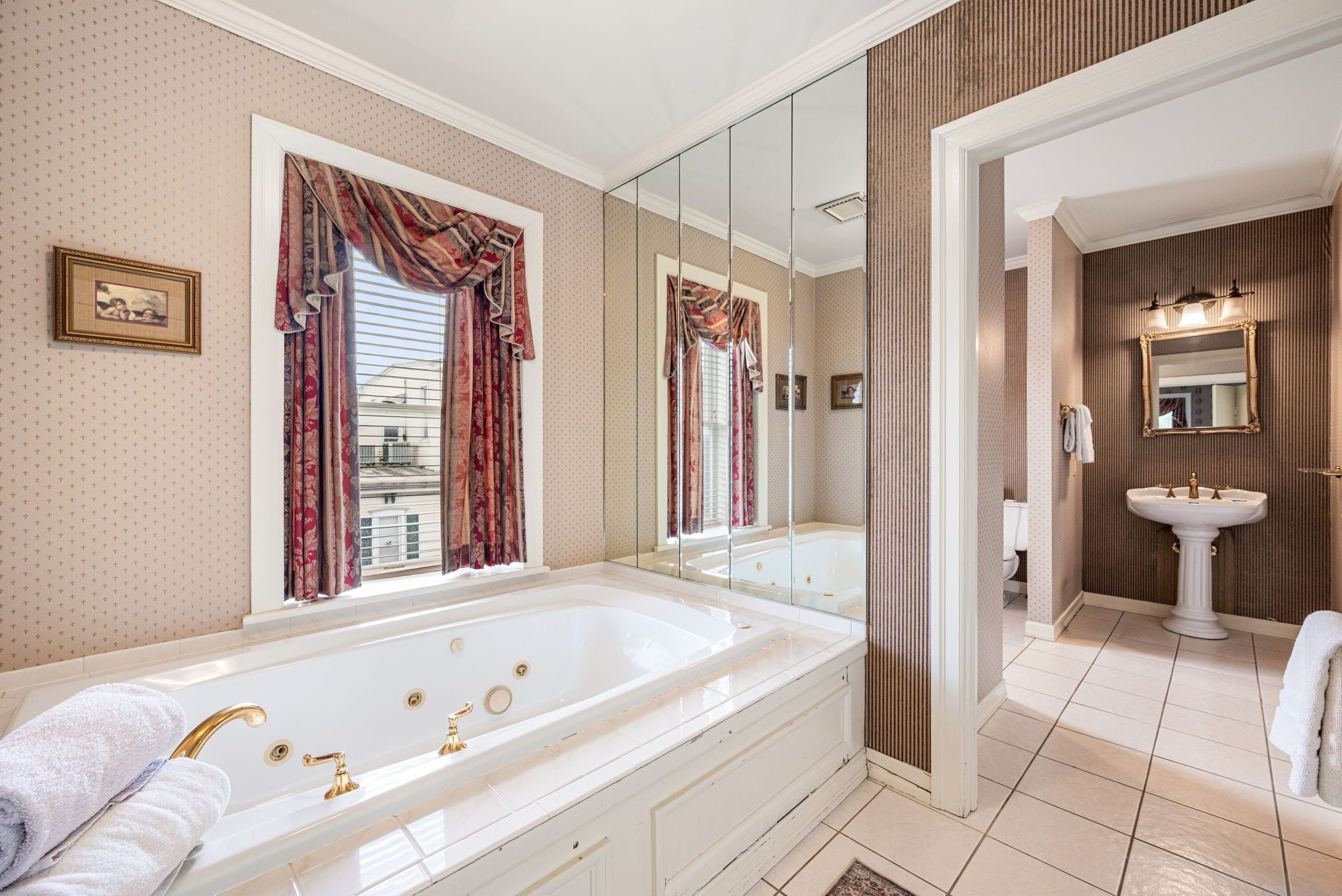 Executive Room, 1 Queen Bed, Jetted Tub | Bathroom | Towels, soap, shampoo, toilet paper