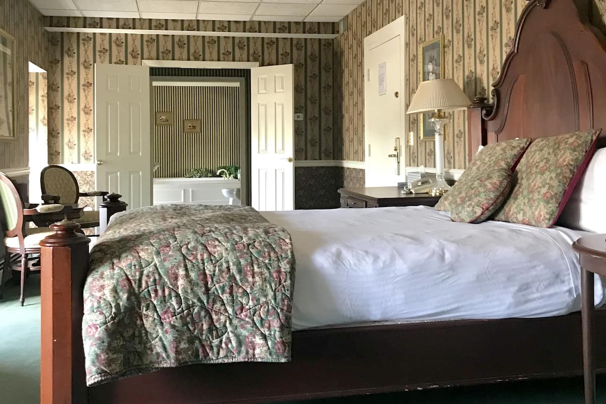 Executive Room, 1 Queen Bed, Jetted Tub | Premium bedding, individually decorated, individually furnished