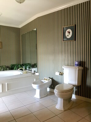 Executive Room, 1 Queen Bed, Jetted Tub | Bathroom