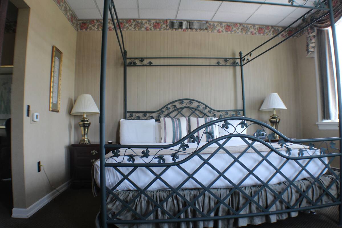 Premier Double Room Single Use, 1 King Bed | Premium bedding, blackout drapes, iron/ironing board (on request)