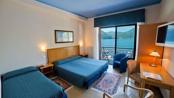 Superior-Dreibettzimmer, Balkon, Seeblick | Daunenbettdecken, Zimmersafe, Schreibtisch, kostenloses WLAN