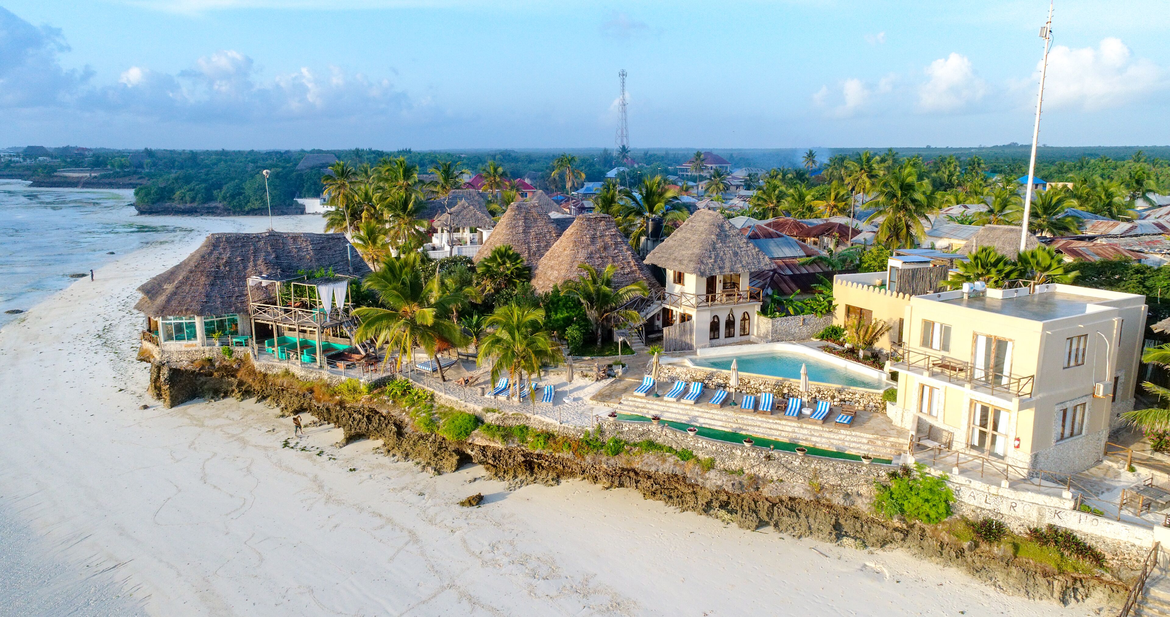 Trên bãi biển, cát trắng, khăn tắm biển 