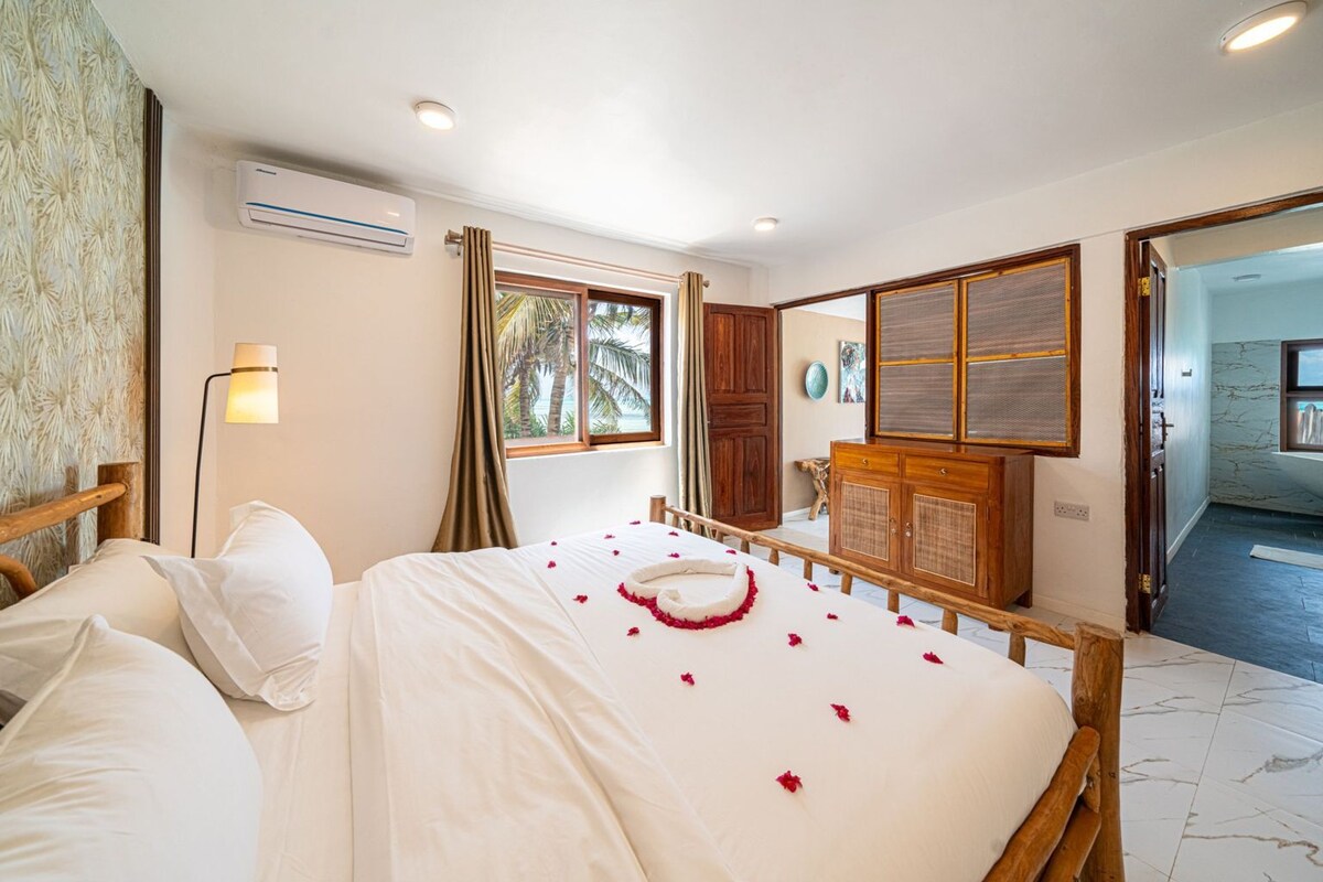 Suite, uitzicht op zee | Een kluis op de kamer, gratis wifi, beddengoed