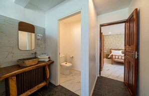 Suite, Sea View | Bathroom | Shower, towels, soap, shampoo - Coral Rocks Hotel & Restaurant (Jambiani)