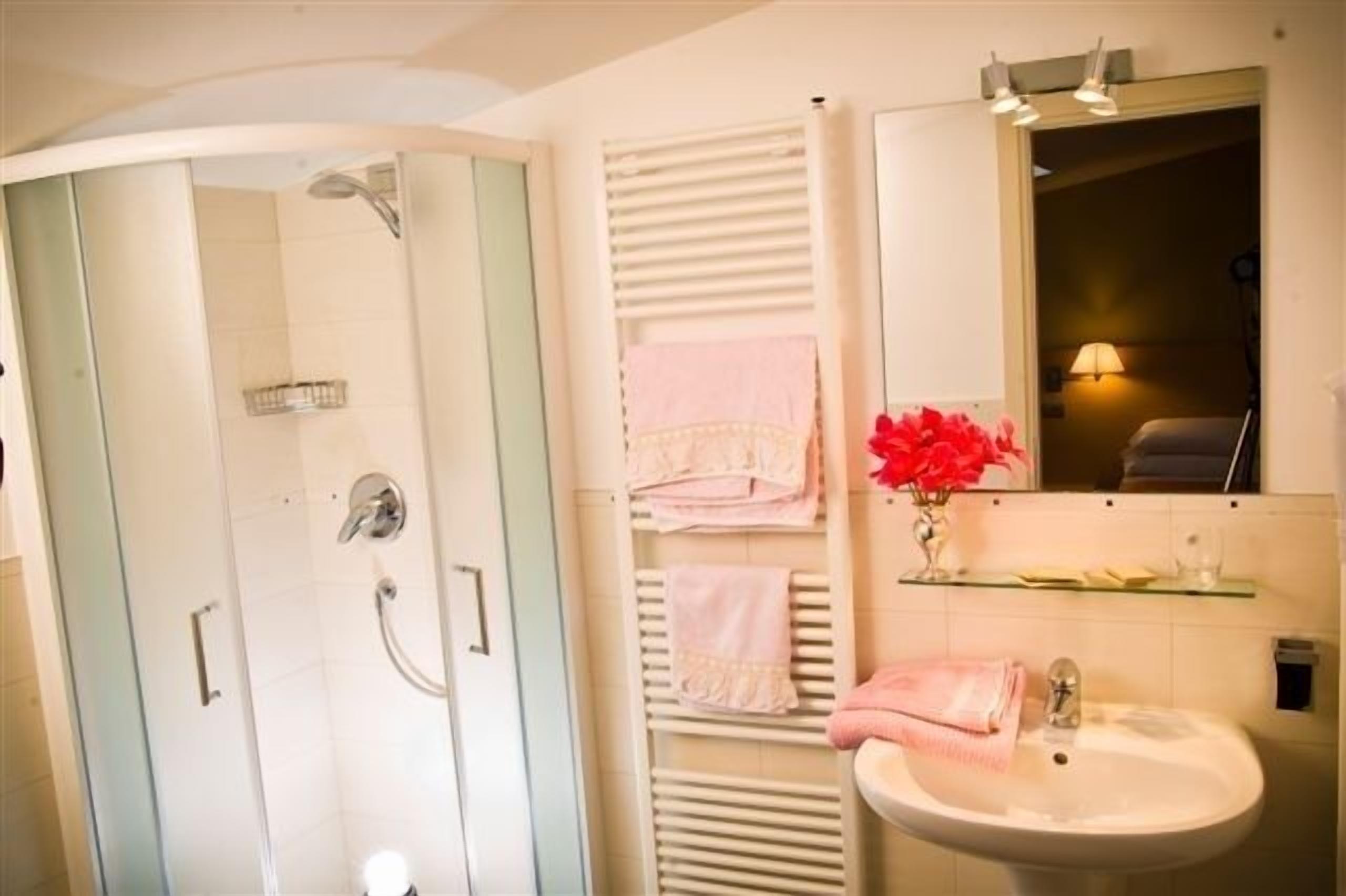 Dusche, kostenlose Toilettenartikel, Haartrockner, Bidet