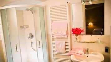 Dusche, kostenlose Toilettenartikel, Haartrockner, Bidet