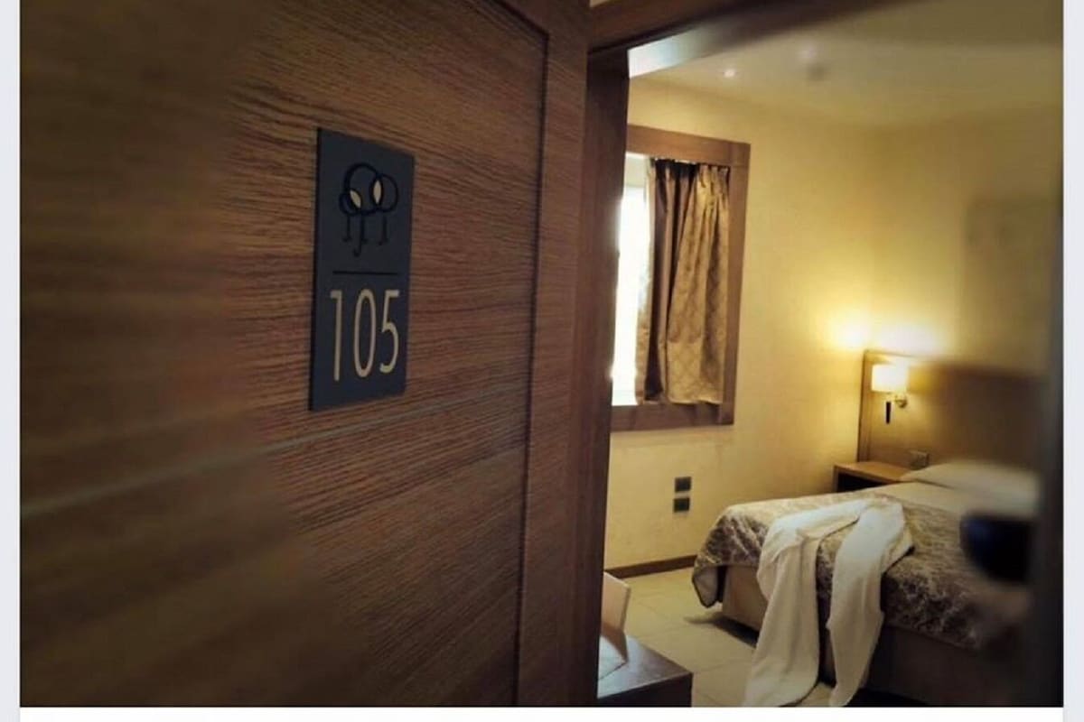 Ropa de cama de alta calidad, cubrecamas y minibar 