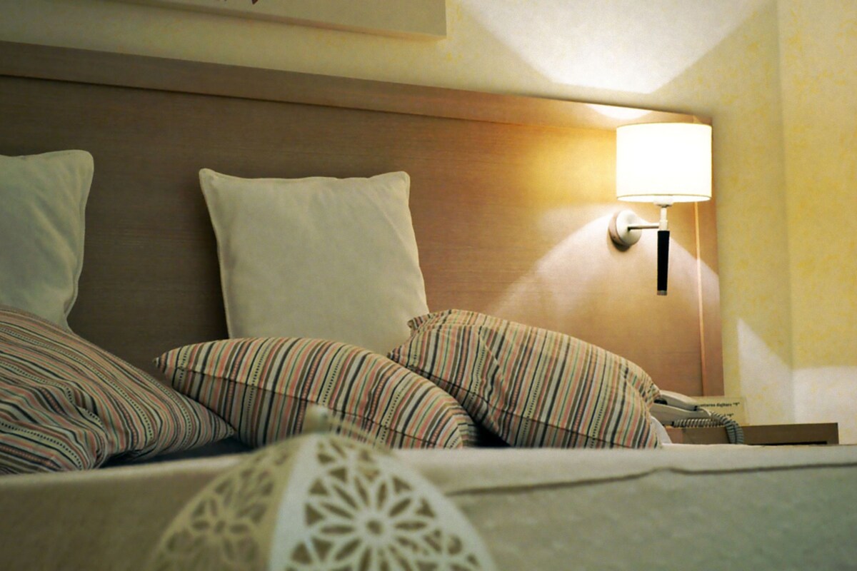 Ropa de cama de alta calidad, cubrecamas y minibar 