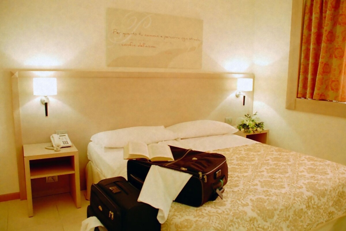 Ropa de cama de alta calidad, cubrecamas y minibar 