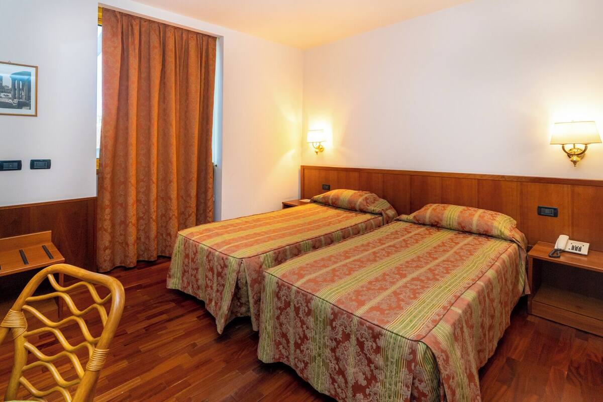 Minibar, safe på rommet, skrivebord og lydisolert