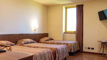 Triple Room | Minibar, in-room safe, desk, soundproofing