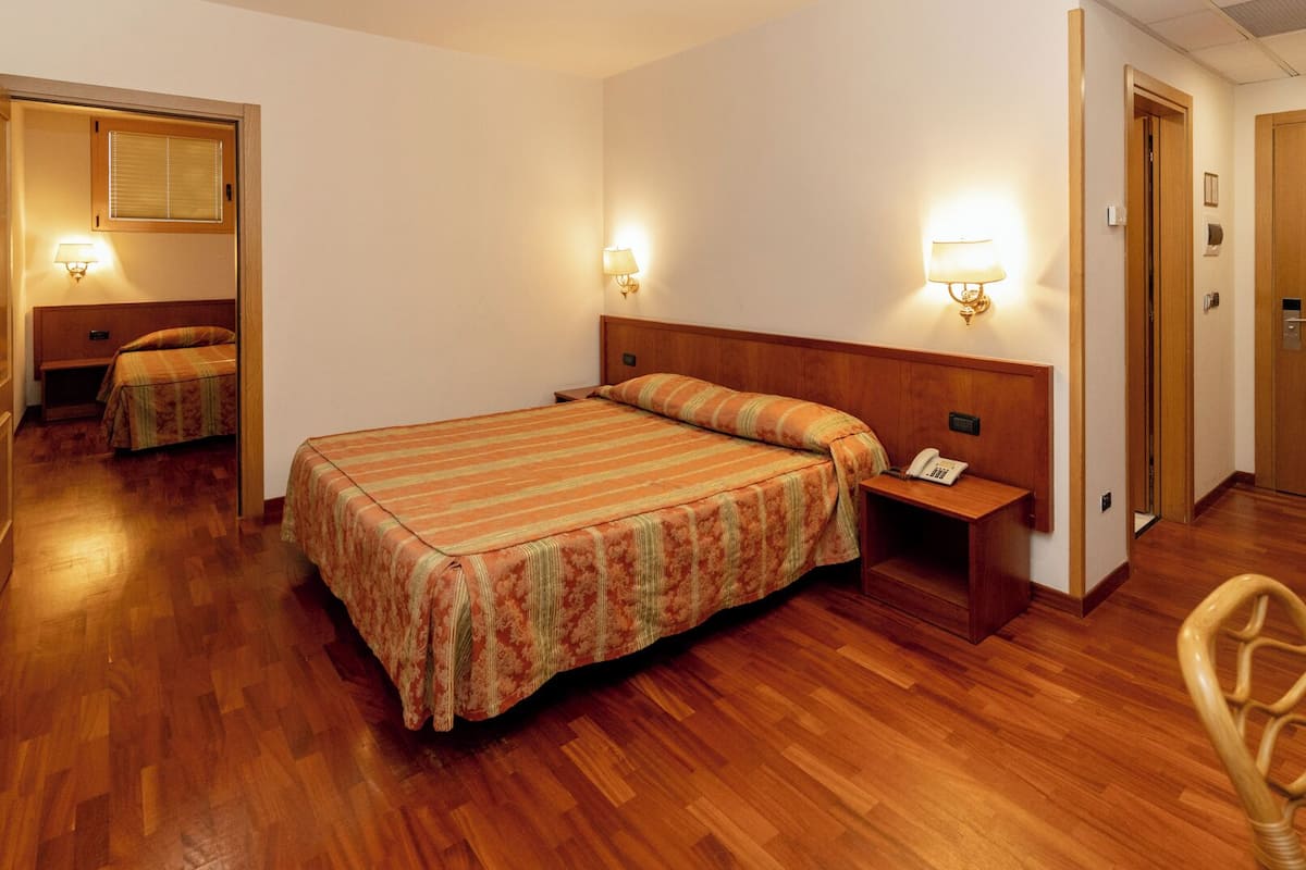 Quadruple Room | Minibar, in-room safe, desk, soundproofing