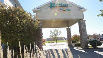 The Horizon Inn & Suites sign with a clear view of the building's entrance and surrounding landscaping.