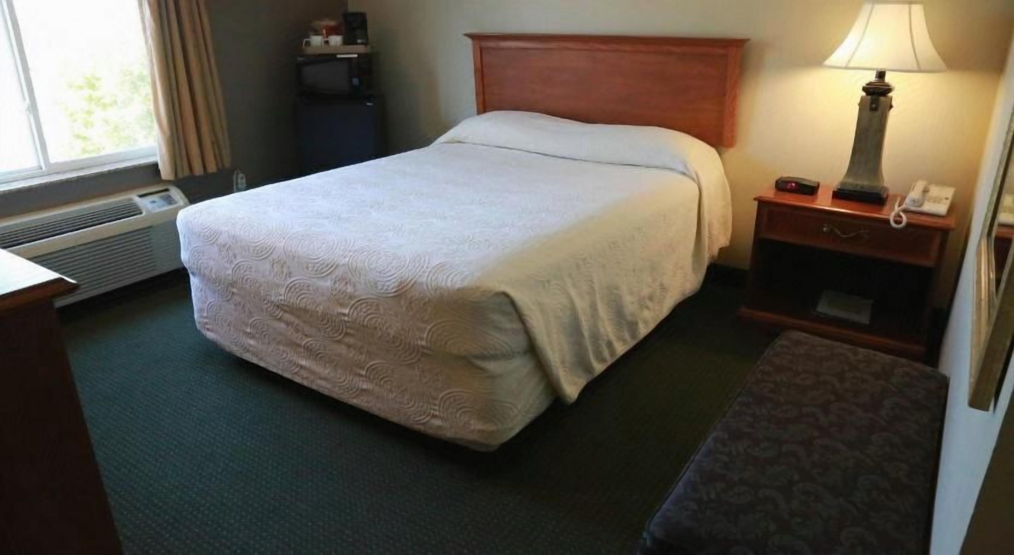 Desk, laptop workspace, iron/ironing board, free WiFi