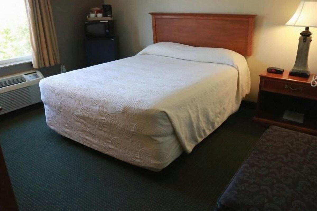 Desk, laptop workspace, iron/ironing board, WiFi (free)